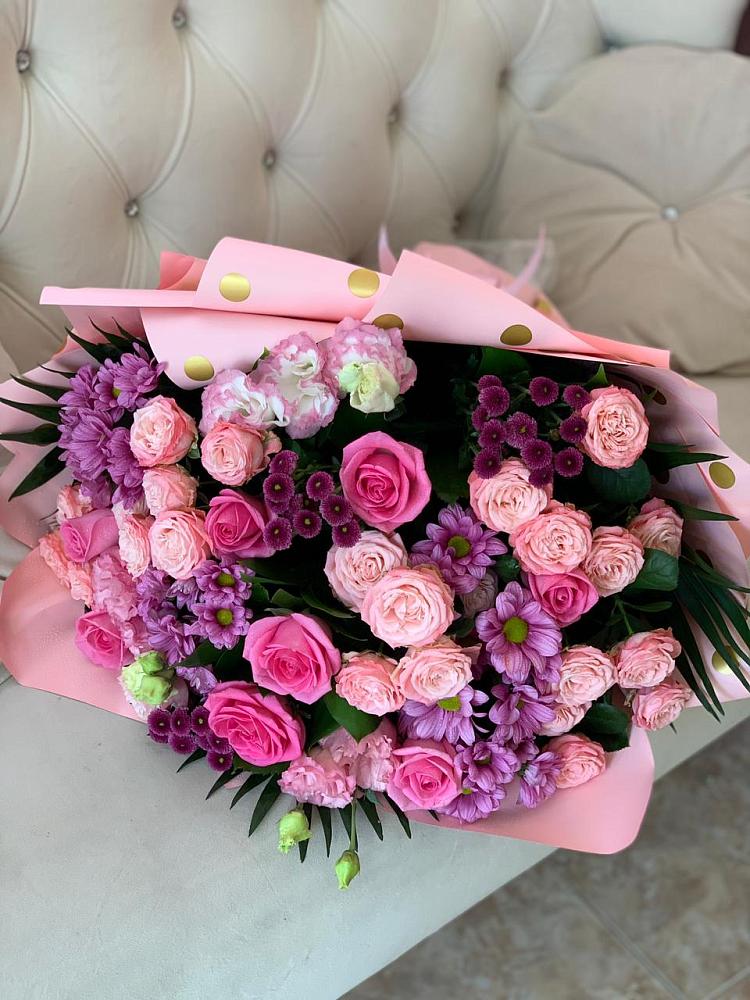 Букет цветов из: Хризантемы, Розы и Лизиантусы в Новоенисейске