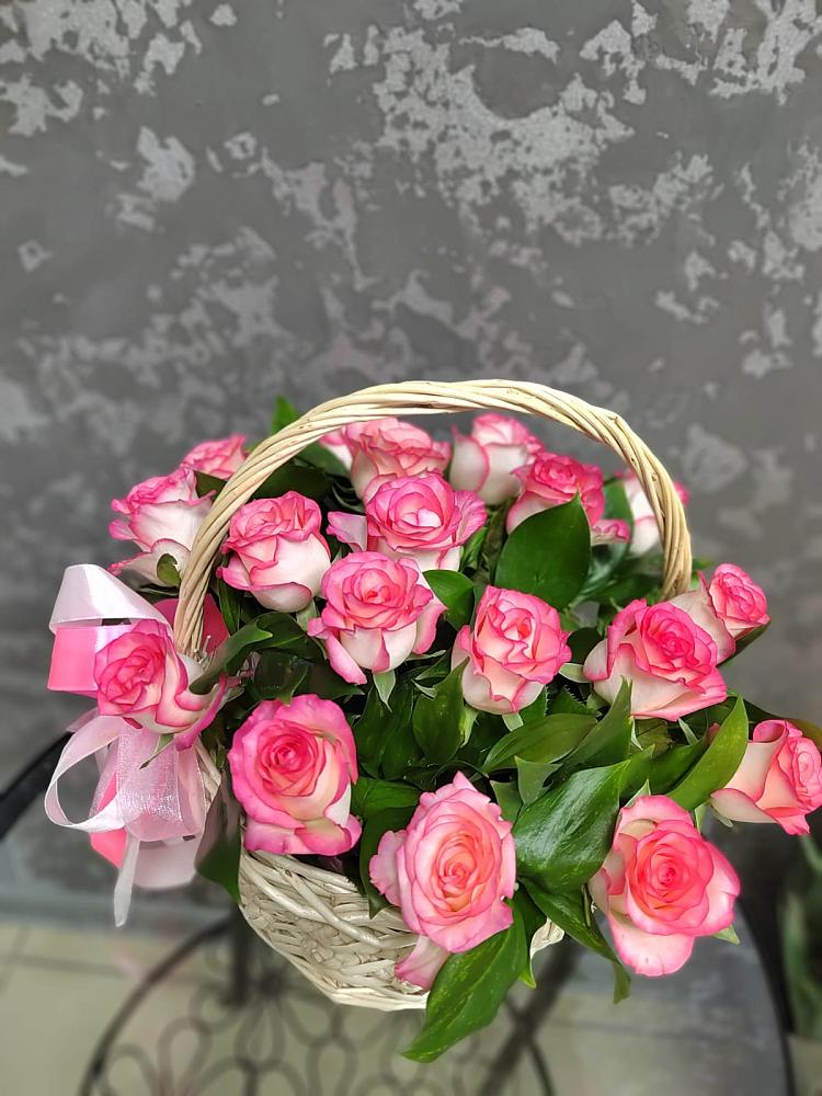 Цветочная композиция из Розы в корзине в Новоенисейске