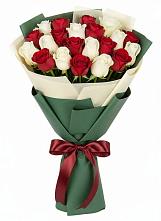 Букет Микс из красных и белых роз в Новоенисейске