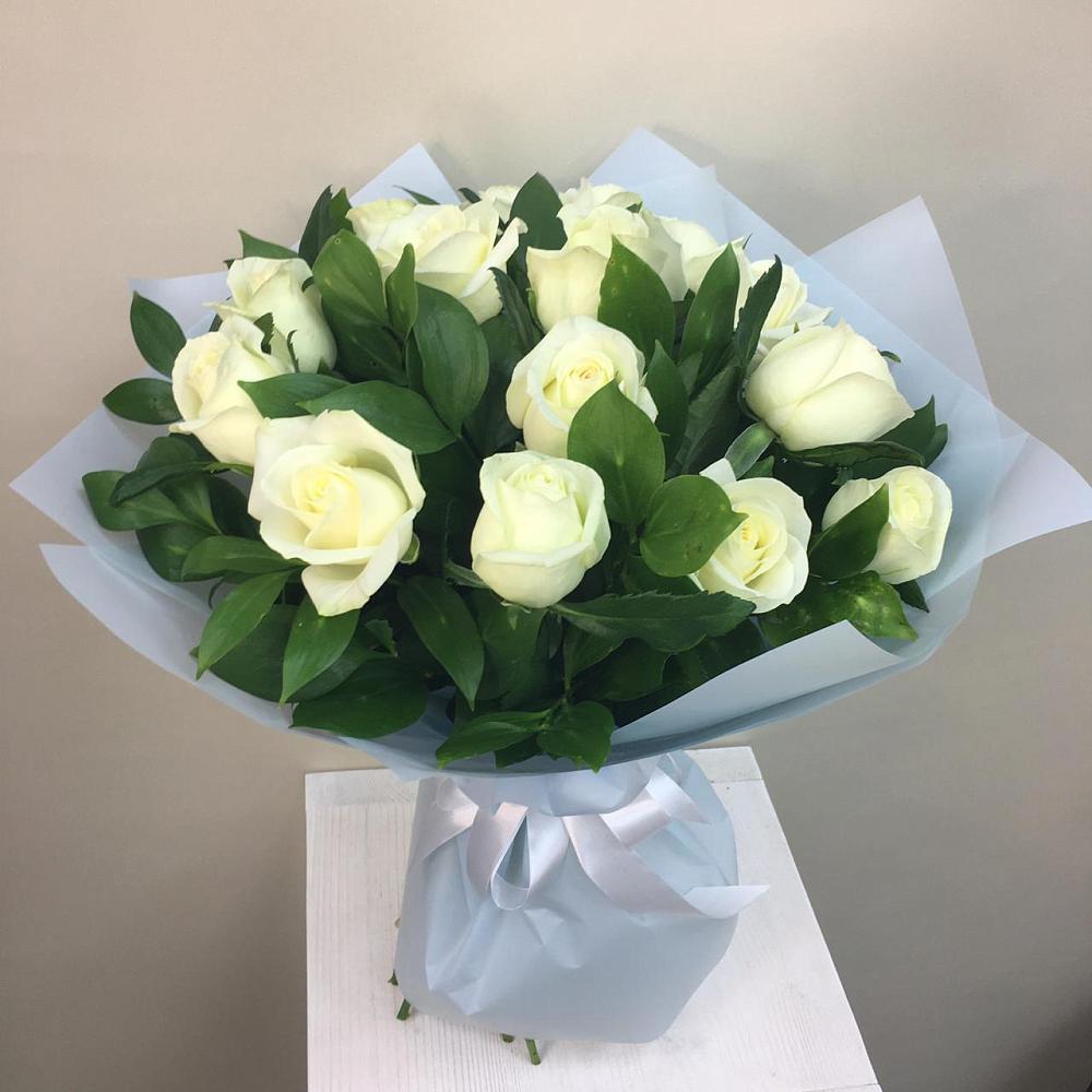 Букет 15 Белых роз Проуд в Новоенисейске