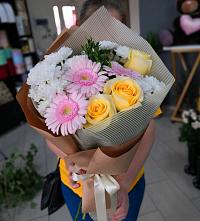 Букет цветов из:  Герберы, Розы и Хризантемы в Новоенисейске