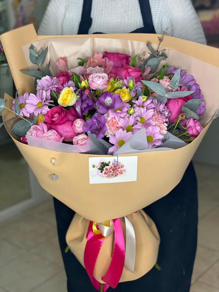 Букет цветов из: Хризантемы, Гвоздики и Альстромерии в Новоенисейске