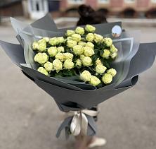 Букет Белые кустовые розы Солинеро в Новоенисейске