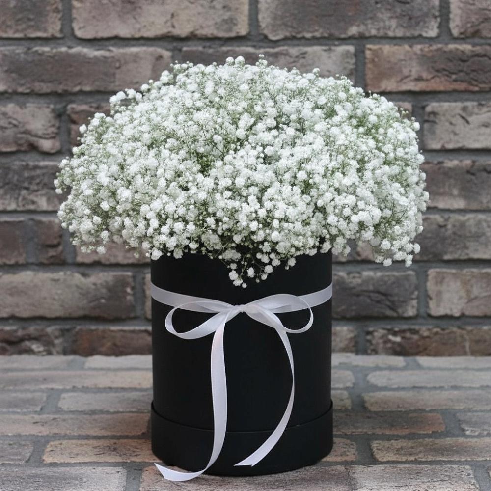 Цветочная композиция из Гипсофила в шляпной коробке в Новоенисейске