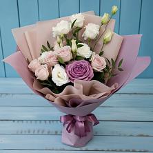Букет цветов из:  Розы и Лизиантусы в Новоенисейске