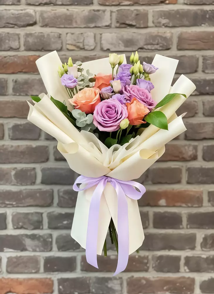 Букет цветов из: Лизиантусы и Розы в Новоенисейске