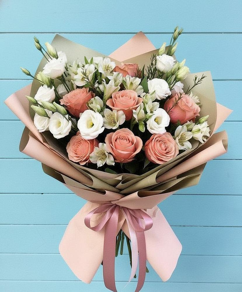 Букет цветов из: Розы, Альстромерии и Лизиантусы в Новоенисейске
