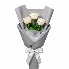 Букет 3 белые розы в Новоенисейске
