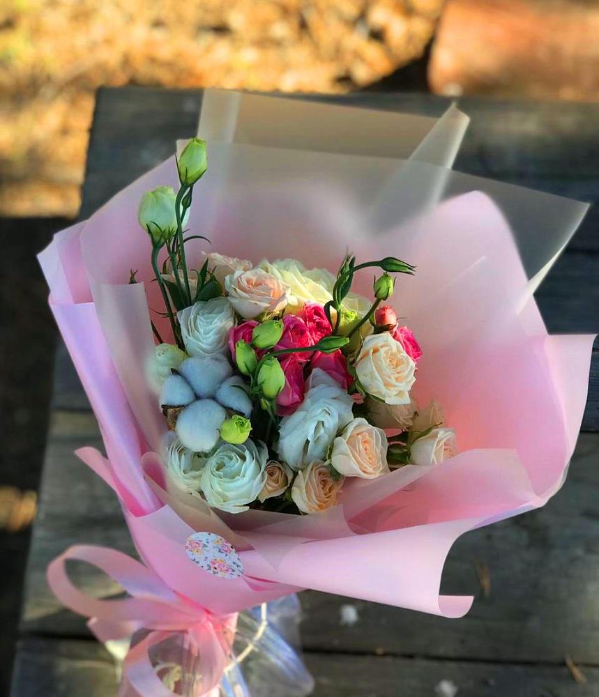 Букет цветов из: Розы и Лизиантусы в Новоенисейске