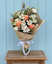 Букет цветов из:  Альстромерии, Лизиантусы, Розы и Хризантемы в Новоенисейске