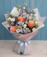 Букет цветов из:  Лизиантусы, Розы, Альстромерии и Гипсофила в Новоенисейске