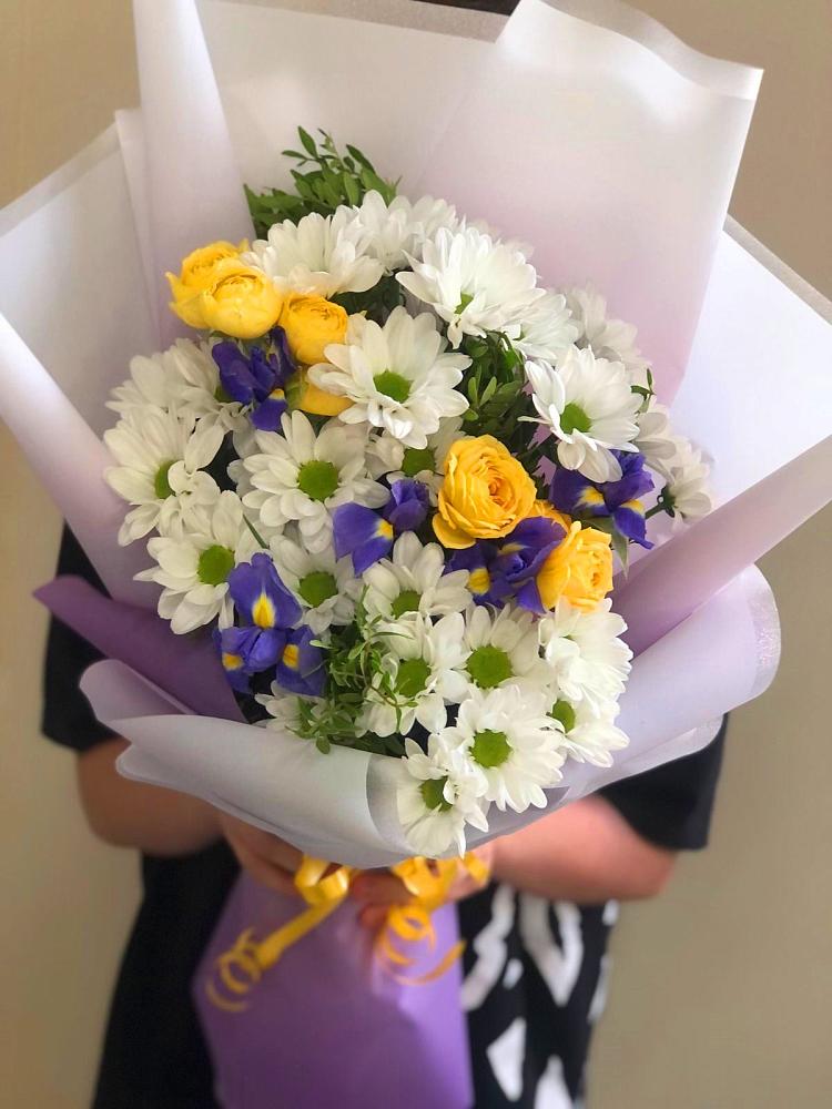 Букет цветов из: Ирисы, Хризантемы и Розы в Новоенисейске