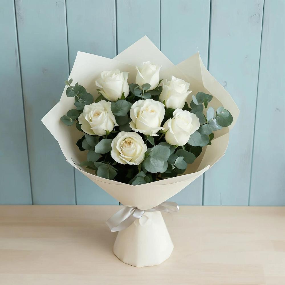 Букет Белые розы в Эвкалипте в Новоенисейске