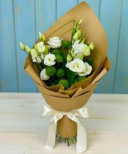 Букет цветов из:  Хризантемы и Лизиантусы #REPLACE_PRED# Новоенисейске