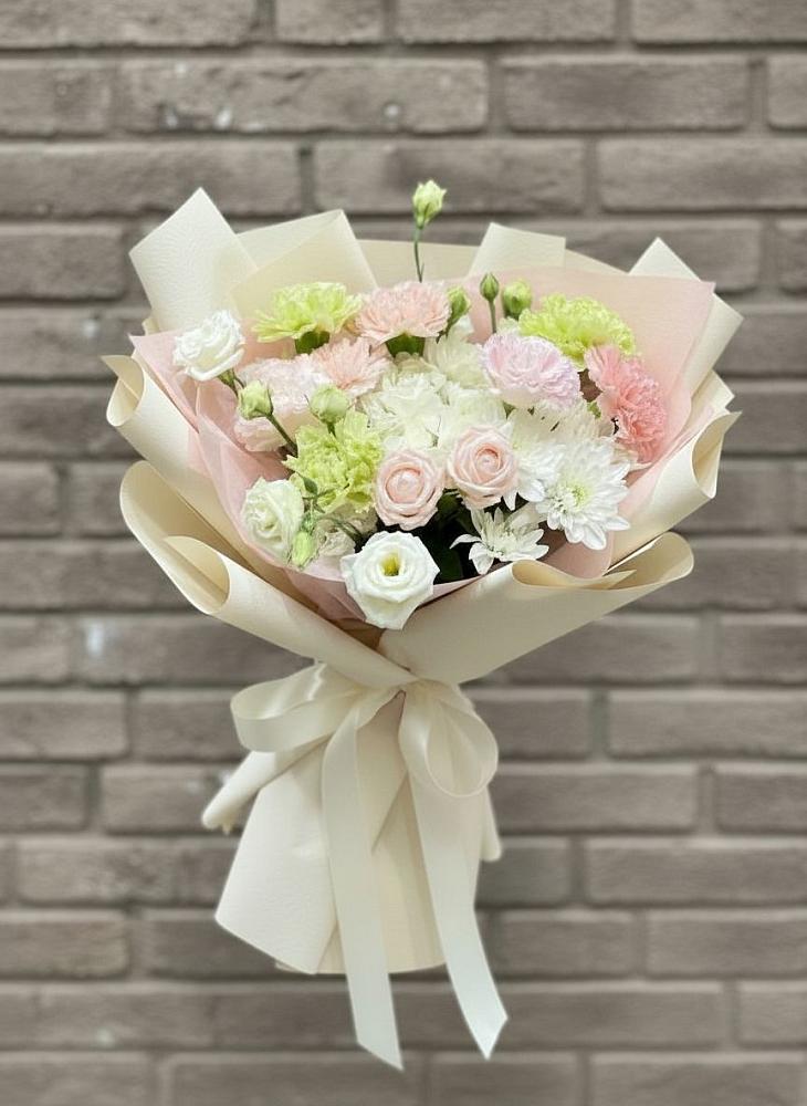 Букет цветов из: Гвоздики, Розы, Лизиантусы и Хризантемы в Новоенисейске