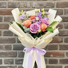 Букет цветов из:  Лизиантусы и Розы в Новоенисейске