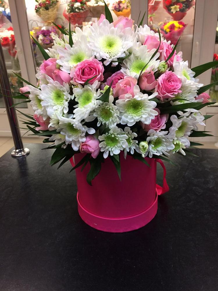 Цветочная композиция из Розы и Хризантемы в шляпной коробке в Новоенисейске