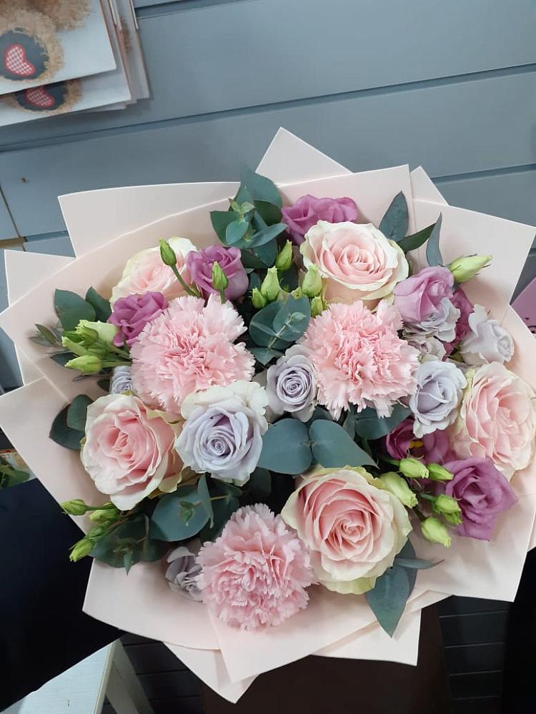 Букет цветов из: Розы, Гвоздики и Лизиантусы в Новоенисейске