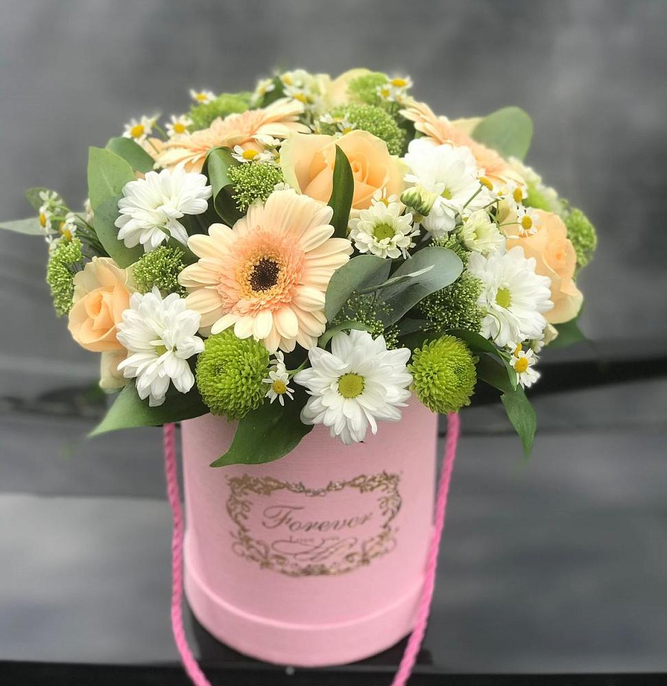 Цветочная композиция из Розы, Герберы и Хризантемы в шляпной коробке в Новоенисейске