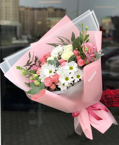 Букет цветов из: Розы, Лизиантусы и Хризантемы в Новоенисейске
