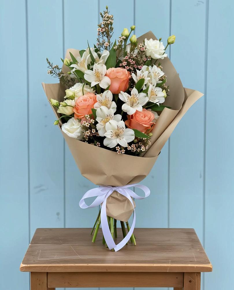 Букет цветов из: Альстромерии, Лизиантусы, Розы и Хризантемы в Новоенисейске