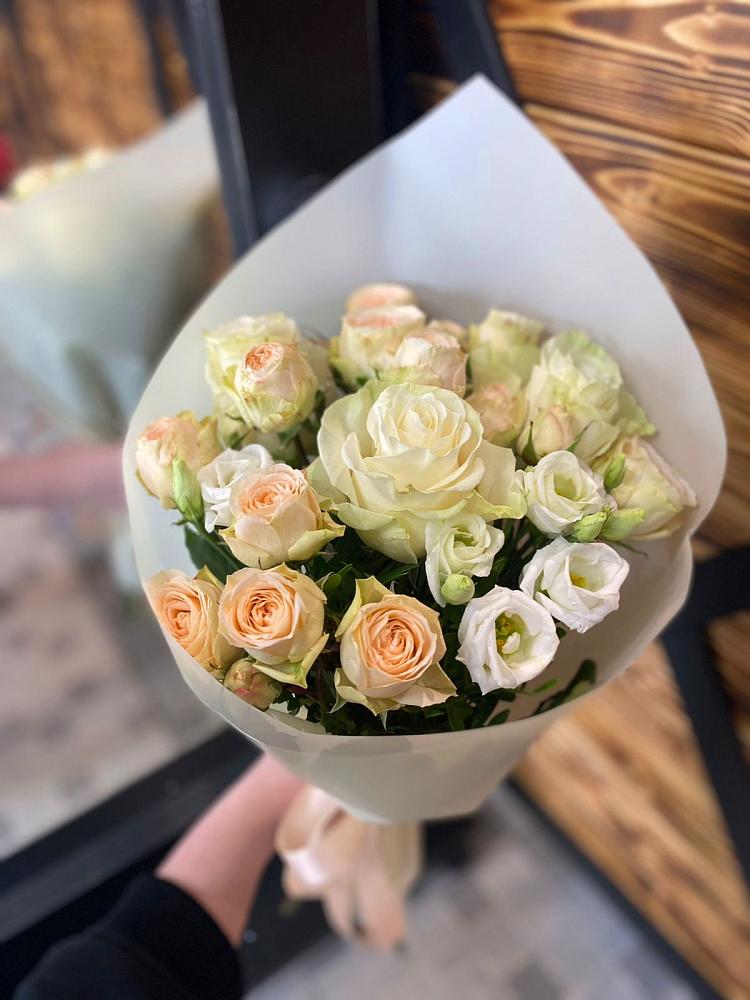 Букет цветов из: Розы и Лизиантусы в Новоенисейске